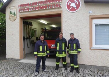 Feuerwehrhaus bekommt Anbau - Wehrleiter Ingo Knorr mit den Kameraden Silvio Bohne und Kevin Stein (von links) vor dem Feuerwehrhaus in Stein. Ein Anbau wird dort bald mehr Platz bieten.