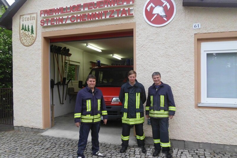Feuerwehrhaus bekommt Anbau - Wehrleiter Ingo Knorr mit den Kameraden Silvio Bohne und Kevin Stein (von links) vor dem Feuerwehrhaus in Stein. Ein Anbau wird dort bald mehr Platz bieten.
