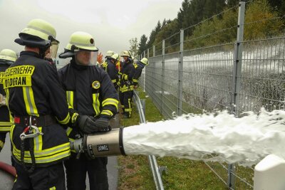 Feuerwehrkameraden üben in Oederan den Erstfall - Immer schön draufhalten: Feuerwehrkameraden üben das Schaumspritzen.
