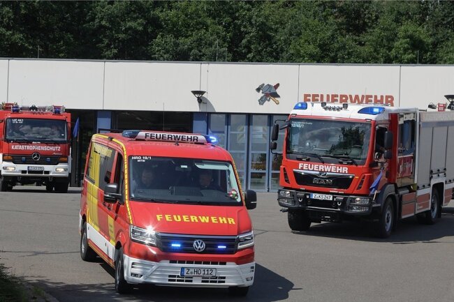 Die Einsatzkräfte der Feuerwehr starteten vom Lichtensteiner Gerätehaus in Richtung Sächsische Schweiz. 