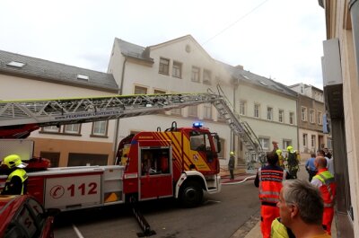 Feuerwehrleute bergen in Lichtenstein nach Brand eine Tote - Feuerwehrleute haben nach einem Brand in Lichtenstein eine tote Frau aus einem Haus geborgen.