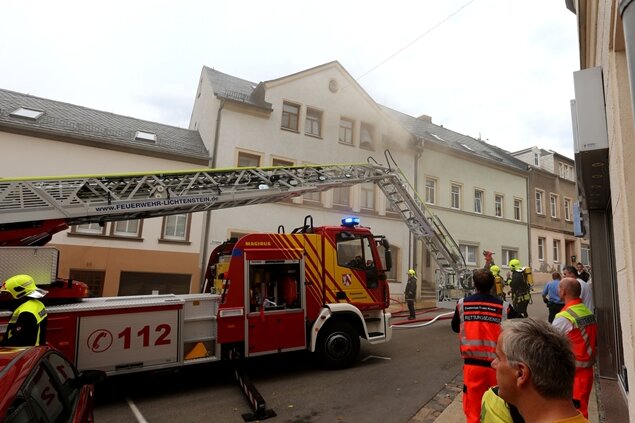 Feuerwehrleute bergen in Lichtenstein nach Brand eine Tote - Feuerwehrleute haben nach einem Brand in Lichtenstein eine tote Frau aus einem Haus geborgen.