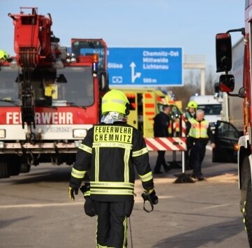 Neben Feuerwehrleuten aus Chemnitz kamen an der Unfallstelle auf der Autobahn 4 auch Helfer aus Frankenberg zum Einsatz. 