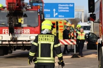 Feuerwehrleute helfen an Unfallstelle - Neben Feuerwehrleuten aus Chemnitz kamen an der Unfallstelle auf der Autobahn 4 auch Helfer aus Frankenberg zum Einsatz. 