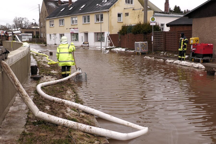 Feuerwehrleute im Erzgebirge rücken an zwei Tagen zu über 350 Einsätzen aus - In Burkhardtsdorf trat die Zwönitz über die Ufer und setzte ganze Straßenzüge unter Wasser. Mehrere Feuerwehren aus der Umgebung waren im Einsatz.