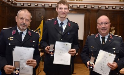 Feuerwehrleute im Trio ausgezeichnet - Wolfgang Weiß, Matthias Künzl und Jörg Zander (von links) nach ihrer Ehrung durch den Klingenthaler Stadtrat. 
