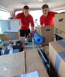 Feuerwehrleute packen beim Verladen von Spendengütern an - Valentin Chekov (links) und Dejvi Chekov holen Spenden an der Lehngrundschule ab.