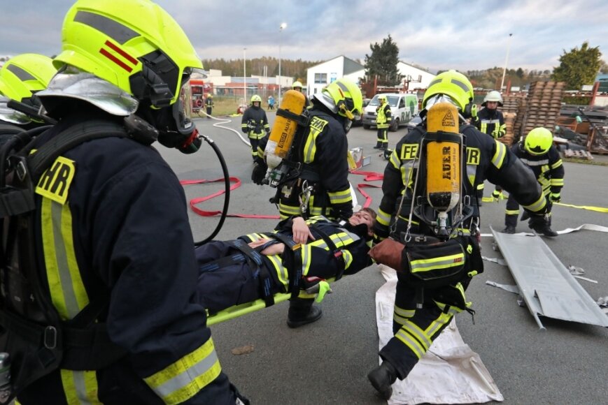 Feuerwehrleute proben Ernstfall in Gewerbegebiet - 