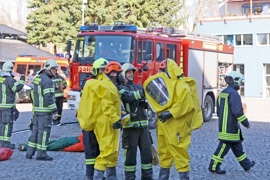 Feuerwehrleute retten 185 Menschen aus Notlagen - Kameraden der Berufsfeuerwehr Zwickau am Freitag bei einer Übung. Getestet wurde das Anlegen der Schutzanzüge für einen Gefahrguteinsatz.