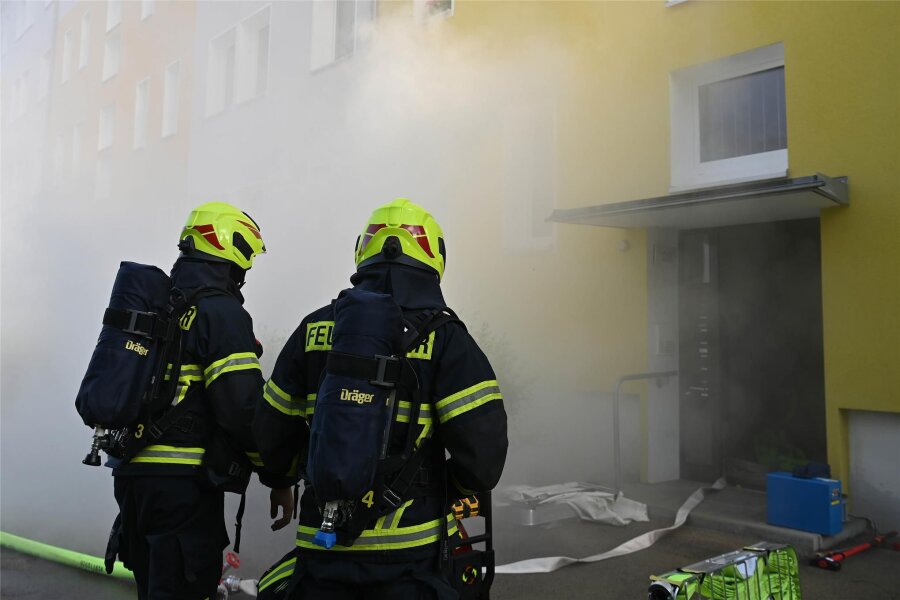 Feuerwehrleute trainieren in Rochlitz Retten und Löschen - Aus einer Wohnung im Erdgeschoss quoll Rauch.