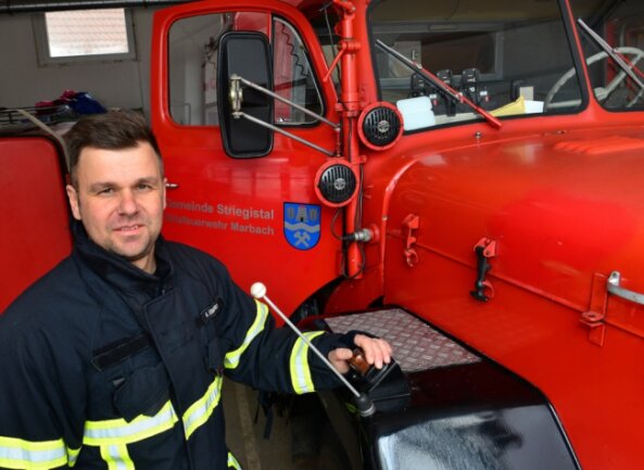 André Emmrich rückt im Ernstfall nicht nur mit dem 55 Jahren alten Einsatzfahrzeug der Marbacher Feuerwehr aus. Auch in Dresden engagiert er sich bei den Löschkräften. 