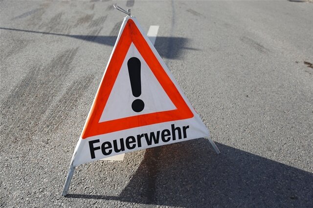 Feuerwehrmann bei Einsatz in Großhartmannsdorf verletzt - 