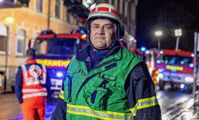 Feuerwehrmann mit über 5000 Einsätzen übergibt sein Amt - Der dienstälteste Vize-Kreisbrandmeister hört auf. Hans-Rudolf Spitzner bei einem seiner letzten Einsätze am zweiten Feiertag. 