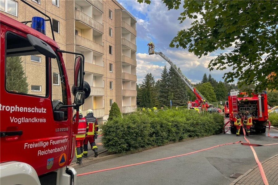 Feuerwehrleute aus Reichenbach und Mylau haben am Dienstagabend am leerstehenden Block Albert-Schweitzer-Straße 37 im Wohngebiet Reichenbach West trainiert.
