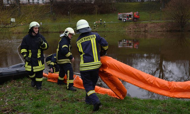Feuerwehrübung in Penig sorgt durch 100-Meter-Ölsperre für Aufsehen - 