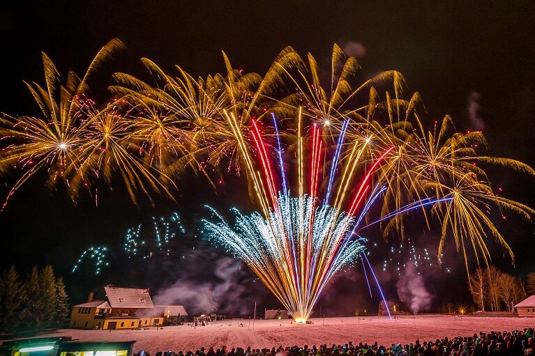 Feuerwerk in Kühnhaide lockt Tausende Besucher an - Eine Pyrotechnikshow hat am Samstagabend erneut tausende Besucher auf den Erzgebirgskamm in den Marienberger Ortsteil Kühnhaide gelockt.