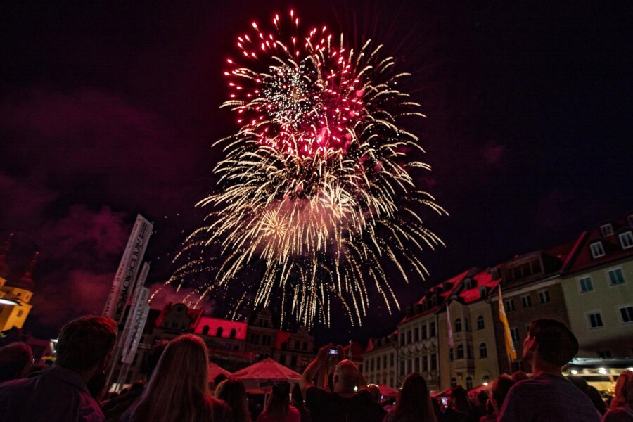 Feuerwerke in Plauen meist ohne Genehmigung - Nicht jedes Feuerwerk ist so schön wie das des Spitzenfestes 2023 - laut sind sie in jedem Fall.