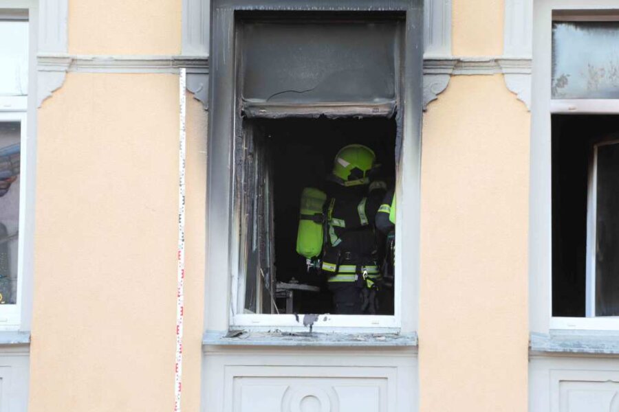 Feuerwerkskörper durchs Fenster geworfen: Brand in Chemnitzer Wohnung - 