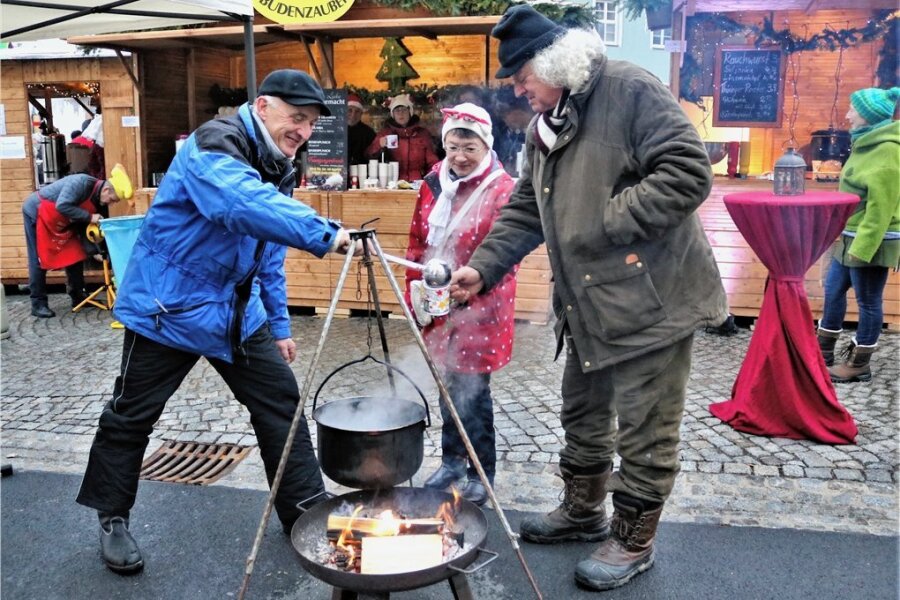 Feuerzangenbowle ist auch ohne Schauspieler ein Klassiker in Oederan - Andreas Rudolph servierte Jutta Sanner und Fritz Sanner (v.l.) eine Kelle Feuerzangenbowle. 