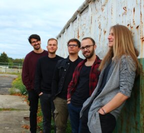 Feurige Kamele und alternativer Rock - Die Band Camel On Fire fühlt sich in Zwickau zuhause - jetzt hat sie ihre erste EP veröffentlicht. 