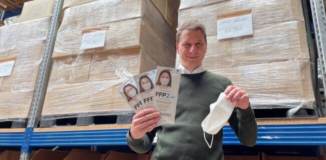Maximo-Chef Thomas Merk hat alles vorbereitet: Im Hintergrund in den Regalen befinden sich die bereits gelieferten FFP2-Masken für Kinder. Auch die Flyer sind gedruckt. Doch ob Merk die Ware verkaufen kann, ist noch ungewiss.. 