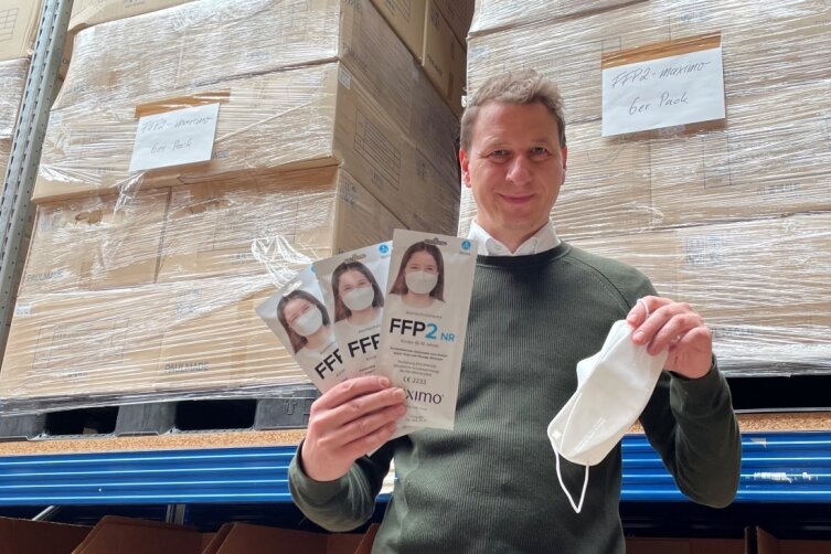 FFP2-Masken für Kinder: Maximo-Chef fühlt sich ausgebremst - Maximo-Chef Thomas Merk hat alles vorbereitet: Im Hintergrund in den Regalen befinden sich die bereits gelieferten FFP2-Masken für Kinder. Auch die Flyer sind gedruckt. Doch ob Merk die Ware verkaufen kann, ist noch ungewiss.. 