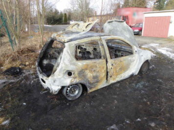 Fiat brennt aus: Polizei ermittelt wegen Brandstiftung - 