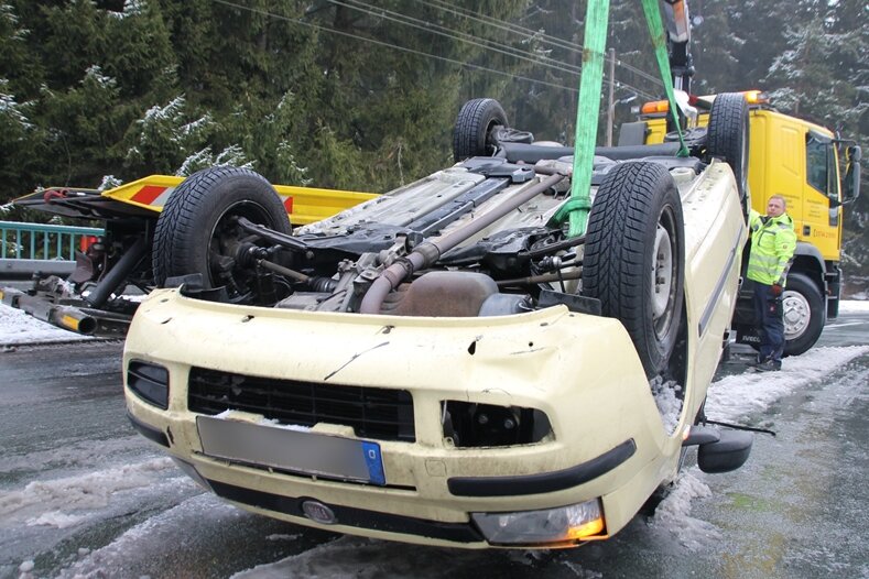 Fiat rutscht auf Dach über B283 - keine Verletzten - 