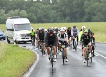 Fichkona-Tour duldet keine Schwäche - Auch Regen begleitete den Fichkona-Tross auf der langen Reise, im Bild die Gruppe 4 des Starterfelds auf Rügen. 