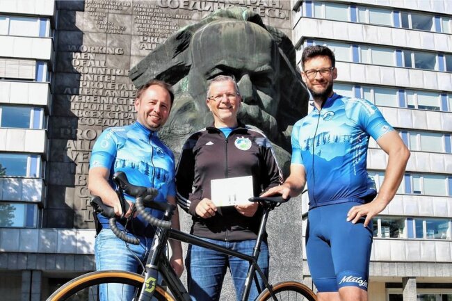 Fichtelberg-Radmarathon endet wieder auf dem Gipfel - Die Mitorganisatoren Alexander Kunert, Torsten Köpnick und Andreas Grundmann (v. l.) schauen optimistisch auf den Start der 11. Auflage des Fichtelberg-Radmarathons. 