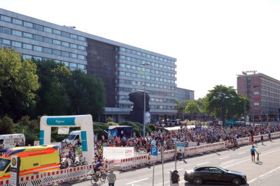 Fichtelberg-Radmarathon in Chemnitz gestartet: Rund 1000 Radfahrer dabei - 