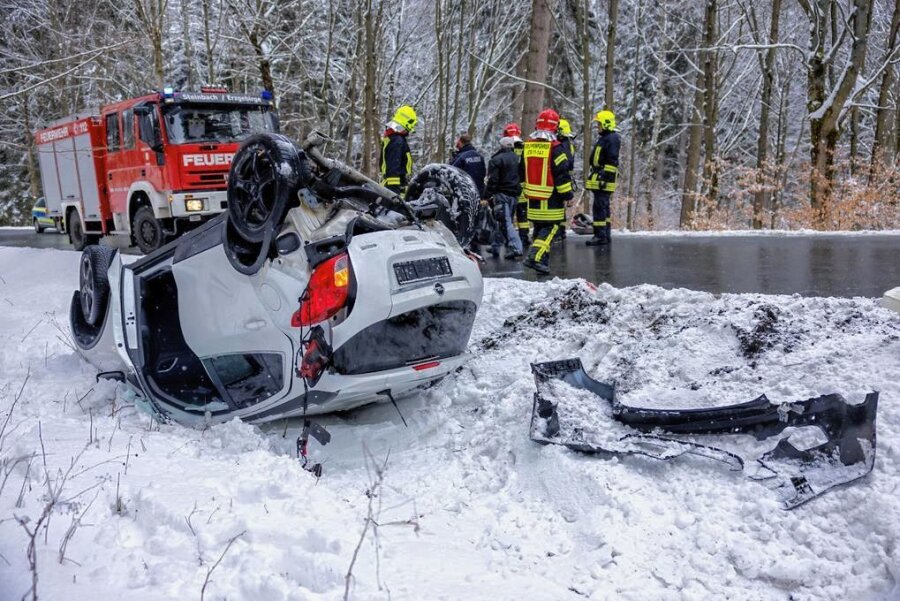 Fichtelberg: Wetterdienst warnt vor Sturmböen - Nach dem Zusammenstoß zweier Fahrzeuge am Mittwochnachmittag überschlug sich ein Auto. Der Fahrer wurde verletzt. 
