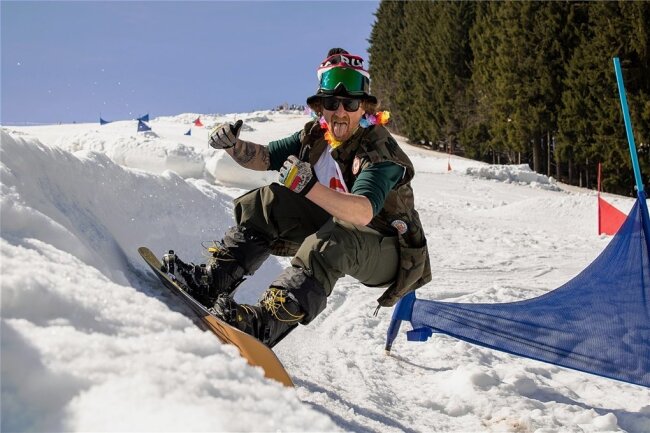 Fichtelberg: Wintersportler feiern den Saisonabschluss im Skigebiet - Banked Slalom: Die Teilnehmer fahren durch steile Kurven, Wellen und Sprünge. Bei der zweiten Disziplin, der Abfahrt bis ins Tal entscheiden Geschwindigkeit und Linienwahl über den Sieg. 