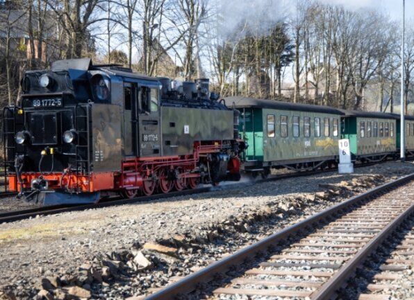 Trotz Corona-Pandemie: Der tägliche Dampfbetrieb der Fichtelbergbahn innerhalb des öffentlichen Personennahverkehrs bleibt bis auf weiteres unverändert bestehen. 