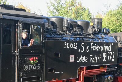 Fichtelbergbahn: Was hinter der "Feierohmd"-Lok steckt - Jürgen Dieterici war am Reformationstag zum letzten Mal mit der "Wilden Kathrin" unterwegs. Die Aufnahme entstand in der Nähe des Bahnhofs Kretscham-Rothensehma. 
