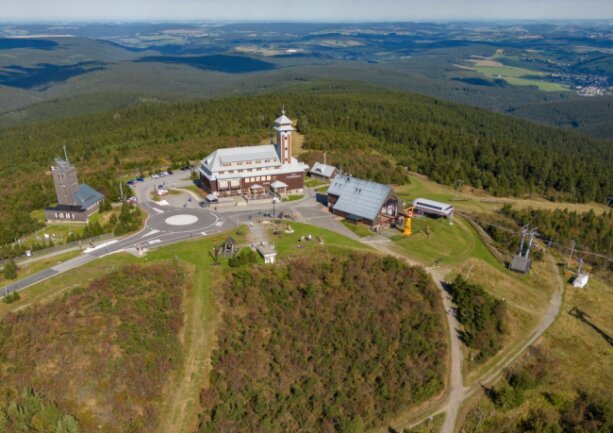 Der Erzgebirgskreis, Besitzer der Immobilie auf Sachsens höchstem Berg, präsentierte am Freitag recht überraschend den neuen Pächter des Fichtelberghauses.