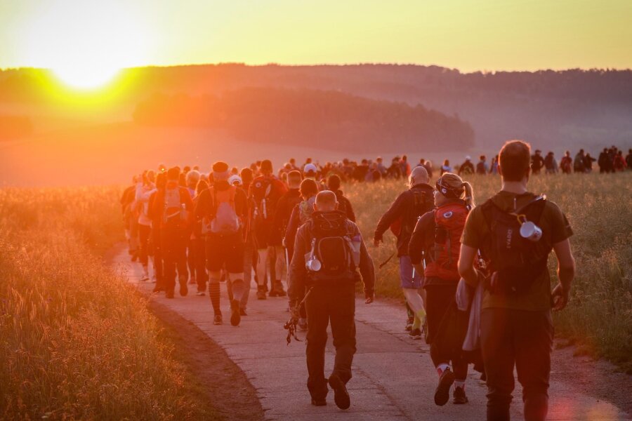 Fichtelbergmarsch: 1338 Teilnehmer meistern Extremwanderung von Chemnitz nach Oberwiesenthal - Im Sonnenaufgang dem Fichtelberg entgegen. 1600 Männer und Frauen haben sich dieser Aufgabe beim 20. Fichtelbergmarsch gestellt.