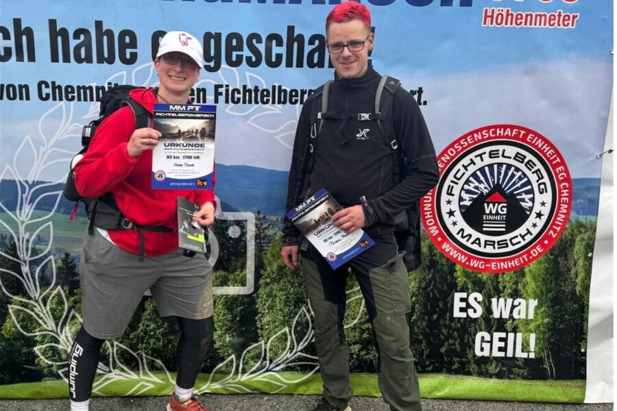 Fichtelbergmarsch: Duo der Eispiraten Crimmitschau meistert Extremwanderung - Physiotherapeutin Heike Storch und Mannschaftsleiter Norman Markert haben nach 13 Stunden und 40 Minuten das Ziel auf dem Fichtelberg erreicht.