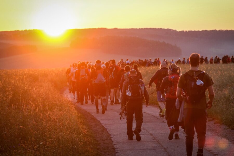 Fichtelbergmarsch: Hunderte Wanderer auf dem Weg von Chemnitz nach Oberwiesenthal - Was für ein Ausblick: Hunderte Teilnehmer sind seit den frühen Morgenstunden auf dem Weg zum Fichtelberg.