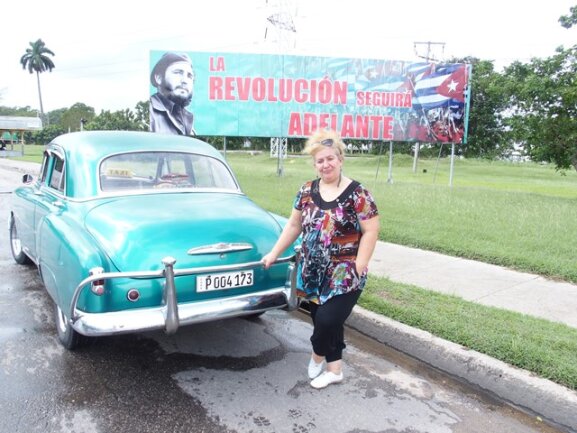 Es lebe die Nostalgie: "Die Revolution schreitet weiter voran", heißt es kämpferisch auf dem Plakat mit dem Konterfei des jungen Fidel Castro. Der einstige kubanische Herrscher hat das Leben von Ela Maria Rodriguez geprägt.