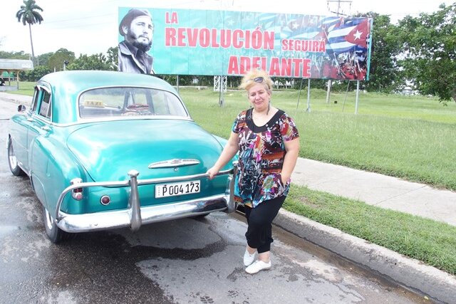 Fidels blondes Mädchen - Es lebe die Nostalgie: "Die Revolution schreitet weiter voran", heißt es kämpferisch auf dem Plakat mit dem Konterfei des jungen Fidel Castro. Der einstige kubanische Herrscher hat das Leben von Ela Maria Rodriguez geprägt.