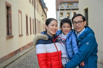 „Fidschi“: Warum ein Vietnamese aus Burgstädt dieses Schimpfwort nicht mehr hören kann - Minh Phuong Le mit seiner Lebensgefährtin Ngoc Nguyen Thi und Sohn Henry, der in Chemnitz geboren wurde.
