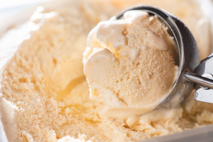 Fiese Kristalle auf der Eiscreme? Da hilft ein simpler Trick - Ob als Dessert oder süße Erfrischung, über eine Packung Eiscreme im Gefrierschrank freut sich so mancher im Sommer.