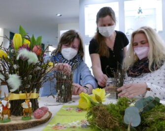Figuren erhalten die passende Deko - Unter Anleitung der Floristin Susan Schellenberg (Mitte) wird während der Kreativabende Dekoration für die Osterzeit gebastelt. 