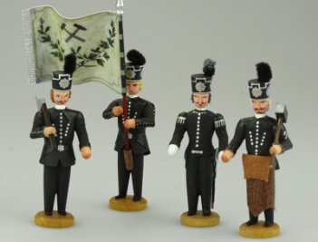 Figurengruppe verdeutlicht Kleidung der Steinkohlenkumpel - Das Objekt des Monats: Miniaturbergleute aus Seiffen, gefertigt im Unternehmen Kunsthandwerk Walter Werner.