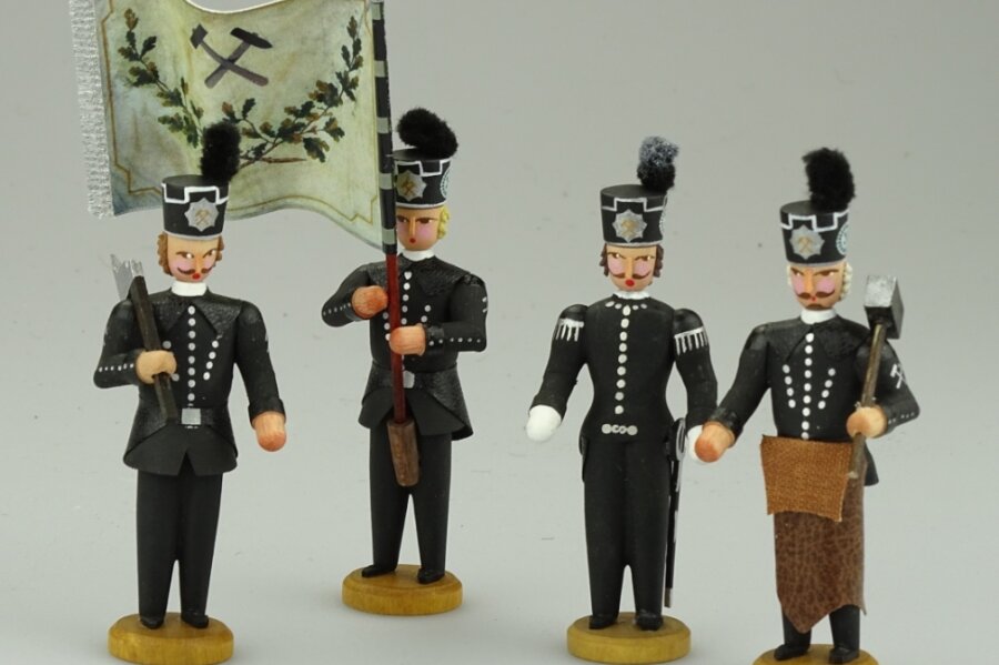 Figurengruppe verdeutlicht Kleidung der Steinkohlenkumpel - Das Objekt des Monats: Miniaturbergleute aus Seiffen, gefertigt im Unternehmen Kunsthandwerk Walter Werner.