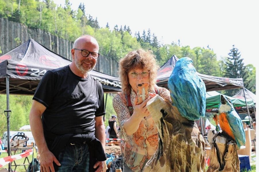 Filigranes mit der Kettensäge: Holzkünstler verblüffen Besucher am Scheibenberg - Frank und Anja Bolte sind beeindruckt von den Figuren, die beim Speedcarving entstanden sind. 