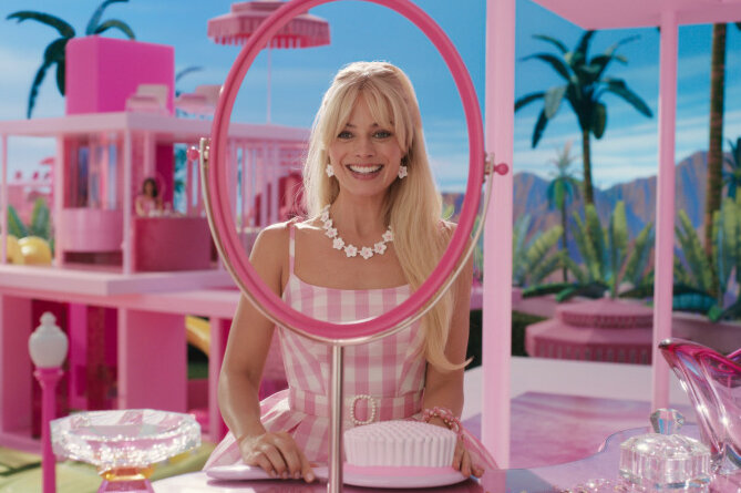 Margot Robbie als Barbie in dem Film "Barbie", der am Donnerstag (20.07.2023) in die Kinos kommt. Polarisierend und weltberuehmt: Barbie. 