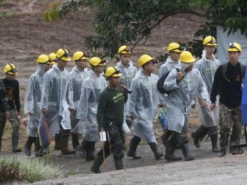 Film über Höhlenrettung von Jugend-Fußballteam in Thailand geplant - Rettungskräfte sind auf dem Weg zur Höhle, in der sich noch Mitglieder der Jugend-Fußball-Mannschaft befinden.