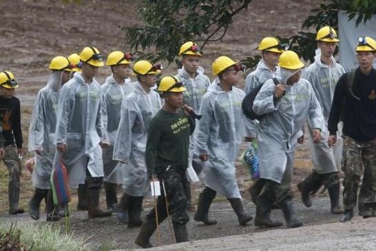 Film über Höhlenrettung von Jugend-Fußballteam in Thailand geplant - Rettungskräfte sind auf dem Weg zur Höhle, in der sich noch Mitglieder der Jugend-Fußball-Mannschaft befinden.